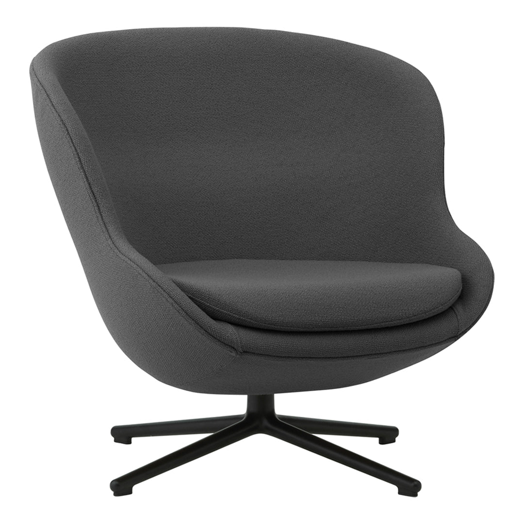 Poltrona lounge imbottita bassa girevole Nordic Hygge con forma avvolgente a sponda alta per il soggiorno