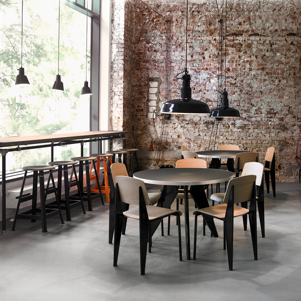 Sedia standard con tubo d'acciaio estetico ingegneristico e legno massello con design strutturale di Jean Prouvé per sala da pranzo