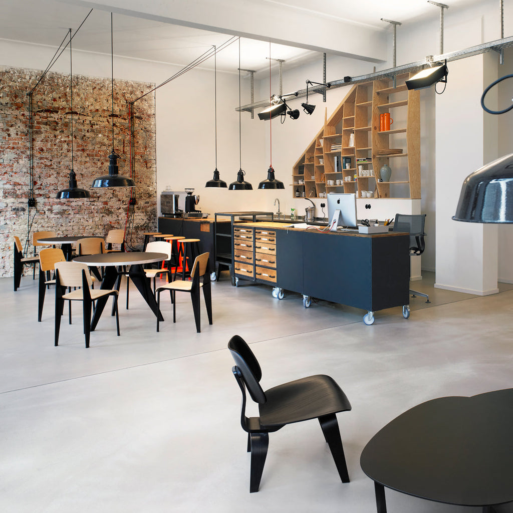 Sedia standard con tubo d'acciaio estetico ingegneristico e legno massello con design strutturale di Jean Prouvé per sala da pranzo