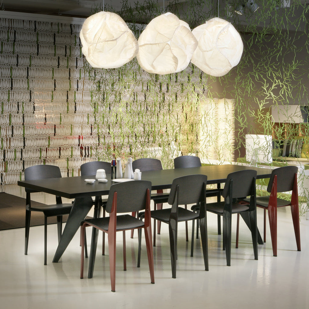 Sedia standard con tubo d'acciaio estetico ingegneristico e legno massello con design strutturale di Jean Prouvé per sala da pranzo