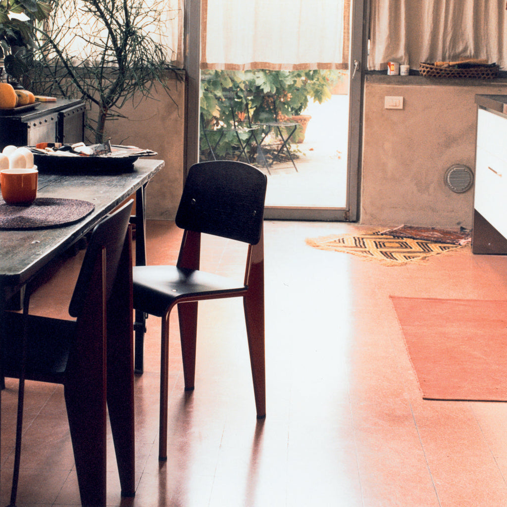 Sedia standard con tubo d'acciaio estetico ingegneristico e legno massello con design strutturale di Jean Prouvé per sala da pranzo