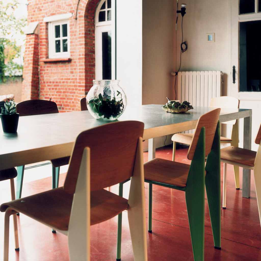 Sedia standard con tubo d'acciaio estetico ingegneristico e legno massello con design strutturale di Jean Prouvé per sala da pranzo