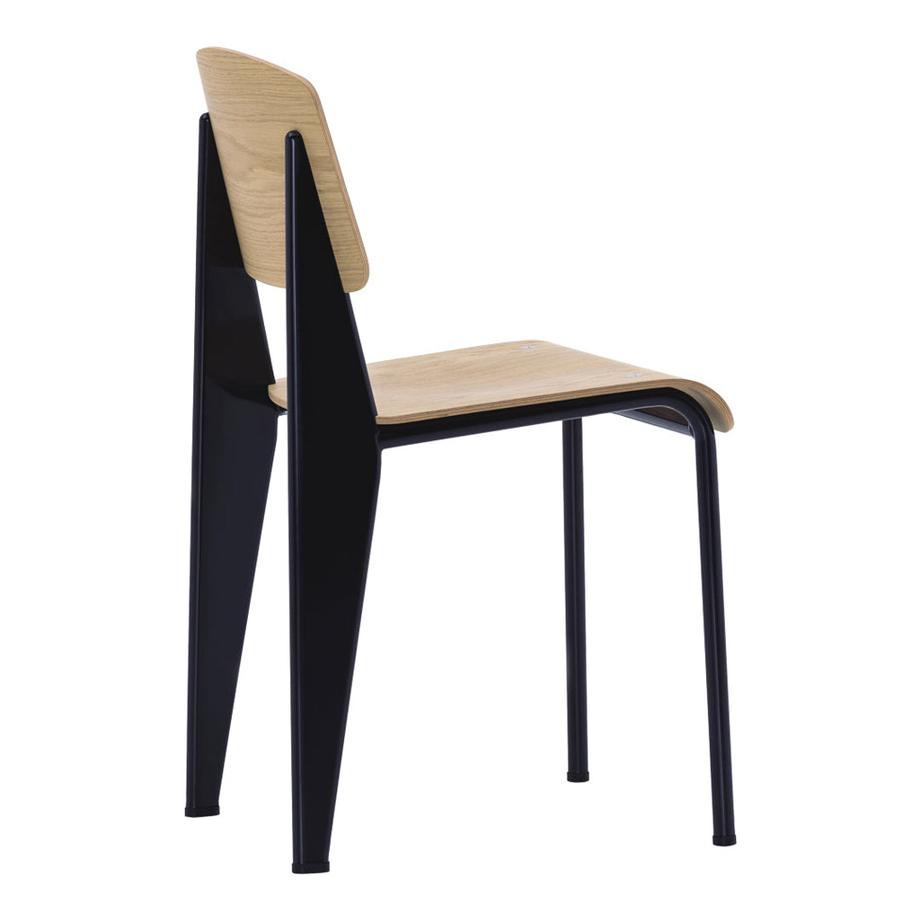 Sedia standard con tubo d'acciaio estetico ingegneristico e legno massello con design strutturale di Jean Prouvé per sala da pranzo
