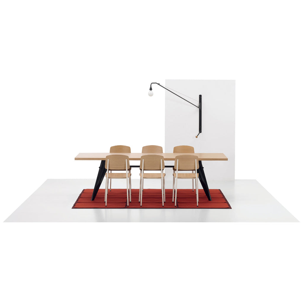 Sedia standard con tubo d'acciaio estetico ingegneristico e legno massello con design strutturale di Jean Prouvé per sala da pranzo