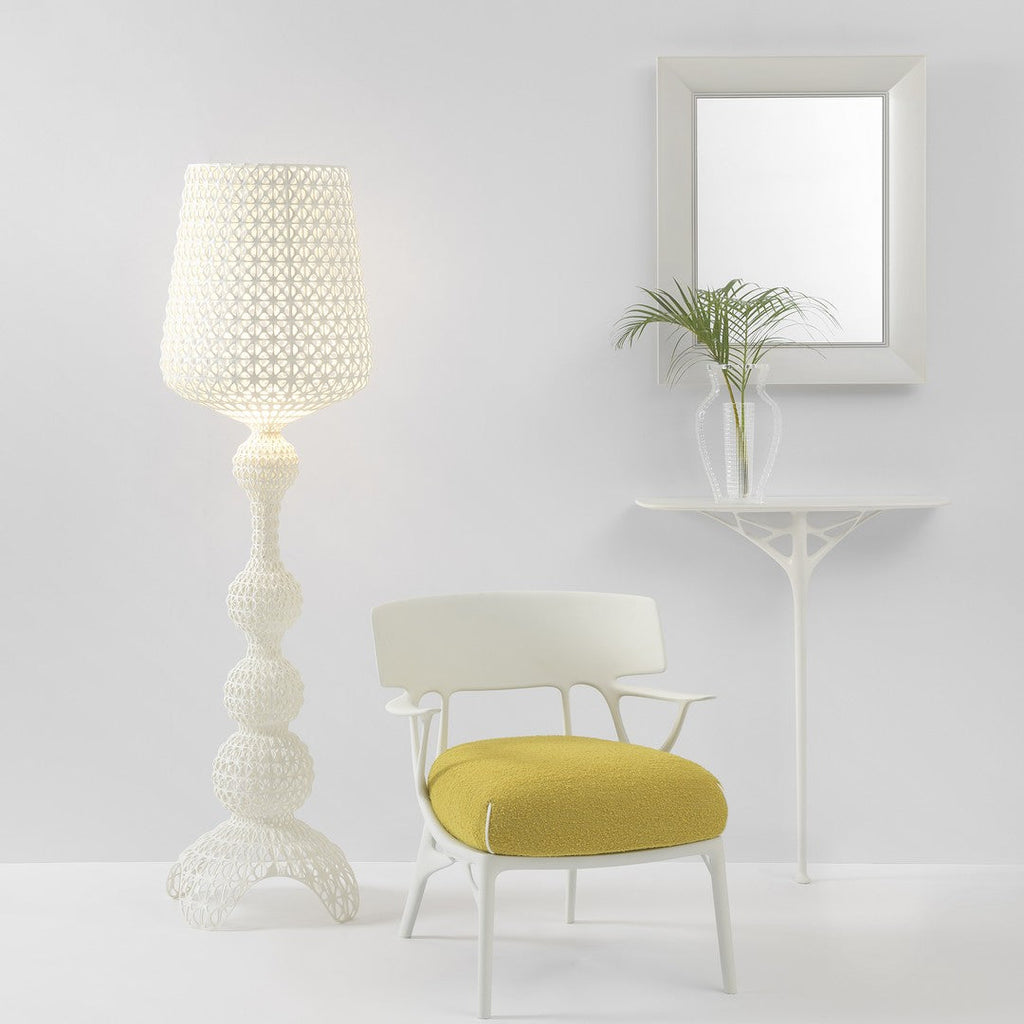 Consolle futuristica minimalista in plastica riciclata con gamba centrale singola per ingresso