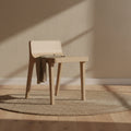 Sedia ausiliaria basca minimalista in rovere massello con braccioli opzionali e seduta in pelle o tessuto per sala da pranzo
