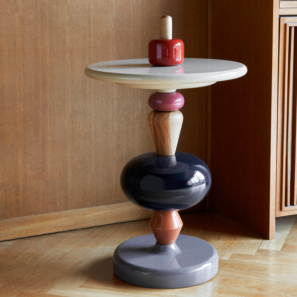 Tavolino scandinavo giocoso in marmo e faggio laccato con forma in legno tornito colorato per soggiorno