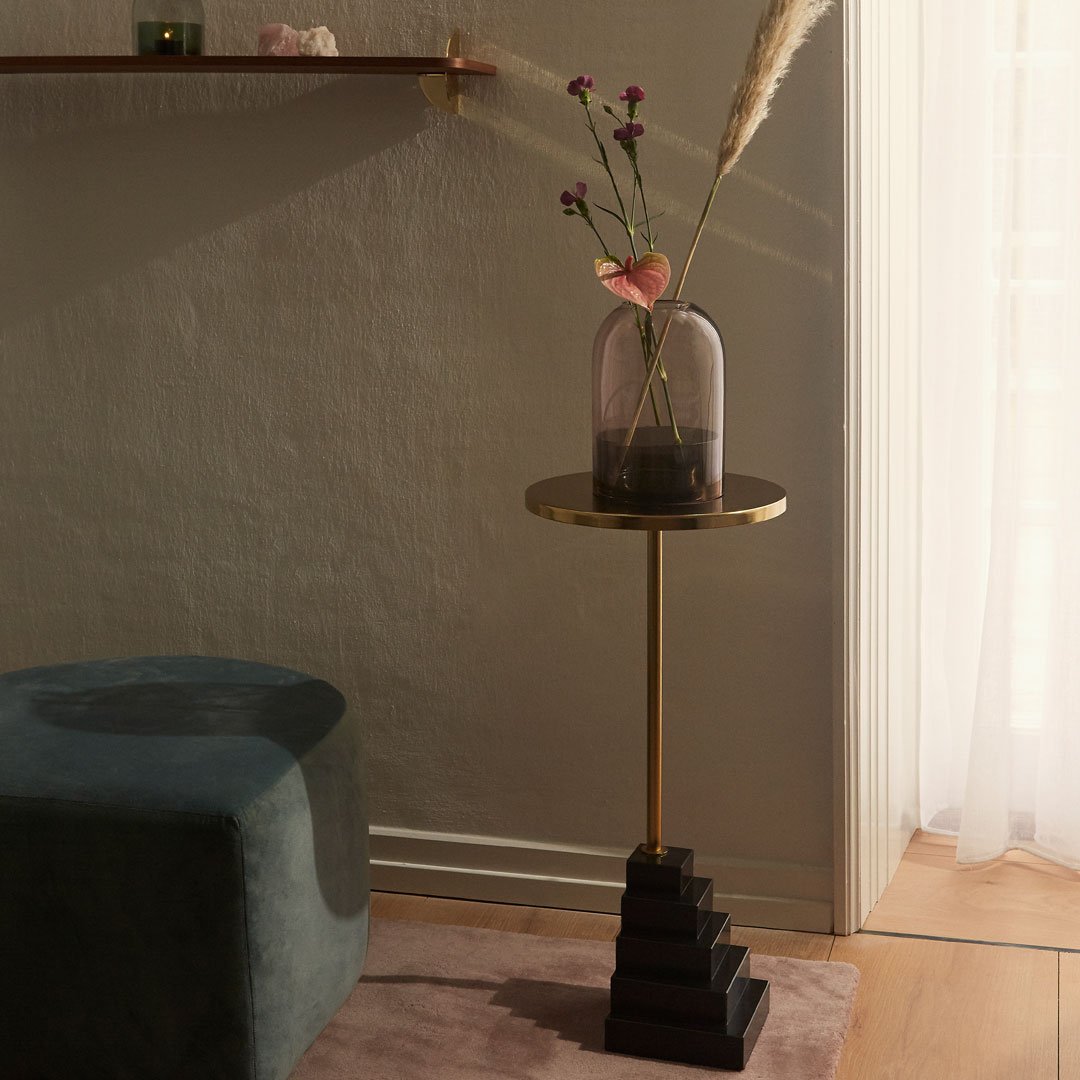 Tavolino Scultoreo Artistico in Marmo e Granito con Base Grafica e Piano Elegante per Ingresso e Soggiorno