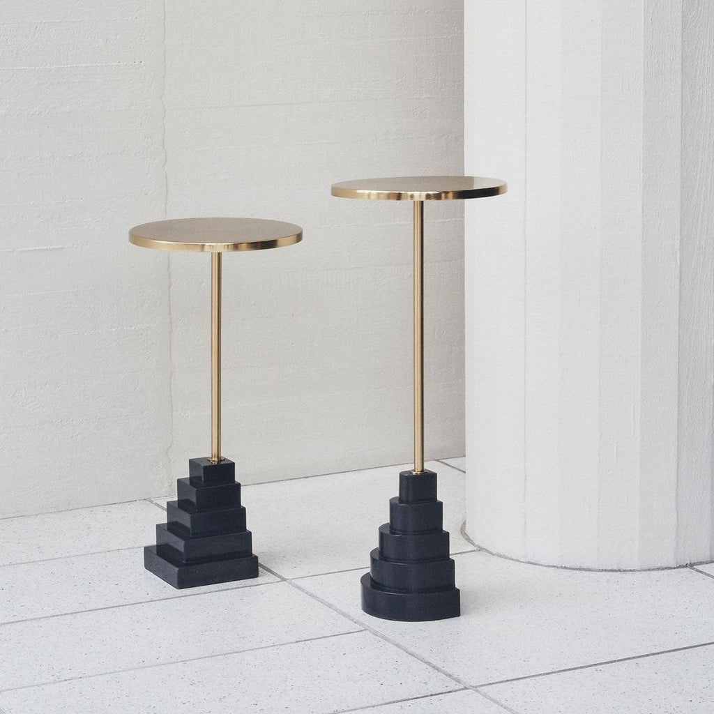 Tavolino Scultoreo Artistico in Marmo e Granito con Base Grafica e Piano Elegante per Ingresso e Soggiorno