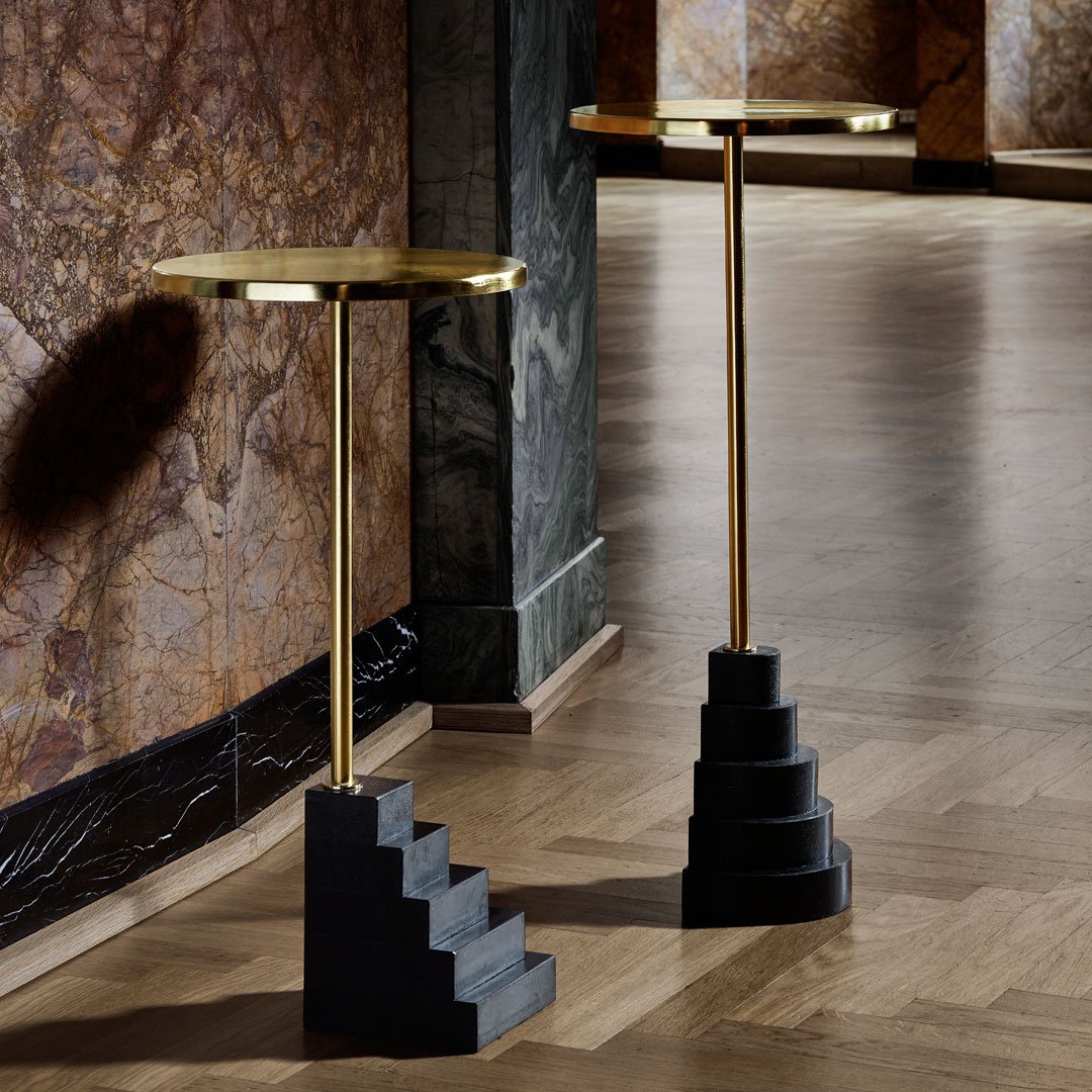 Tavolino Scultoreo Artistico in Marmo e Granito con Base Grafica e Piano Elegante per Ingresso e Soggiorno
