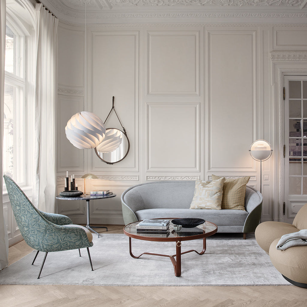 Poltrona lounge scandinava imbottita con schienale alto e forma a guscio ad ala di pipistrello per soggiorno