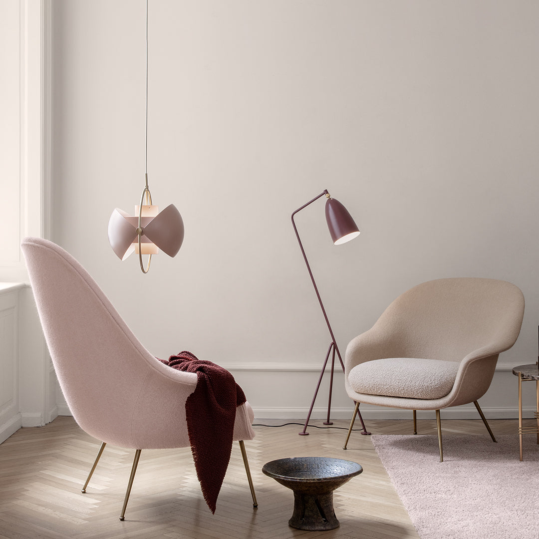Poltrona lounge scandinava imbottita con schienale alto e forma a guscio ad ala di pipistrello per soggiorno