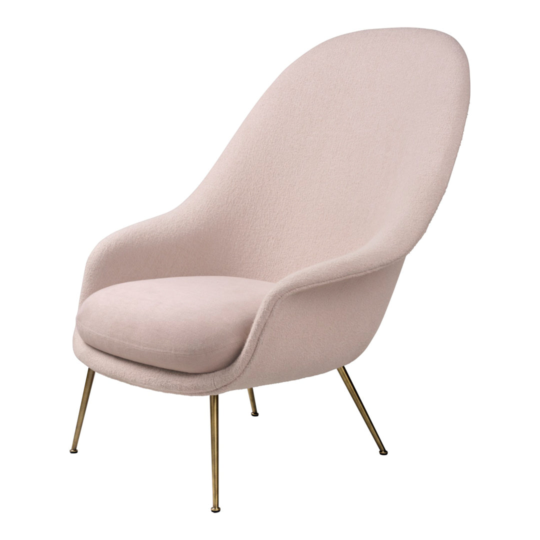 Poltrona lounge scandinava imbottita con schienale alto e forma a guscio ad ala di pipistrello per soggiorno