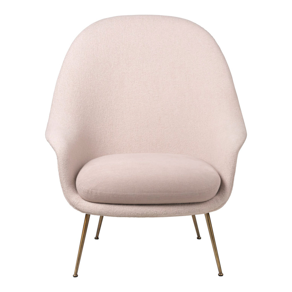 Poltrona lounge scandinava imbottita con schienale alto e forma a guscio ad ala di pipistrello per soggiorno