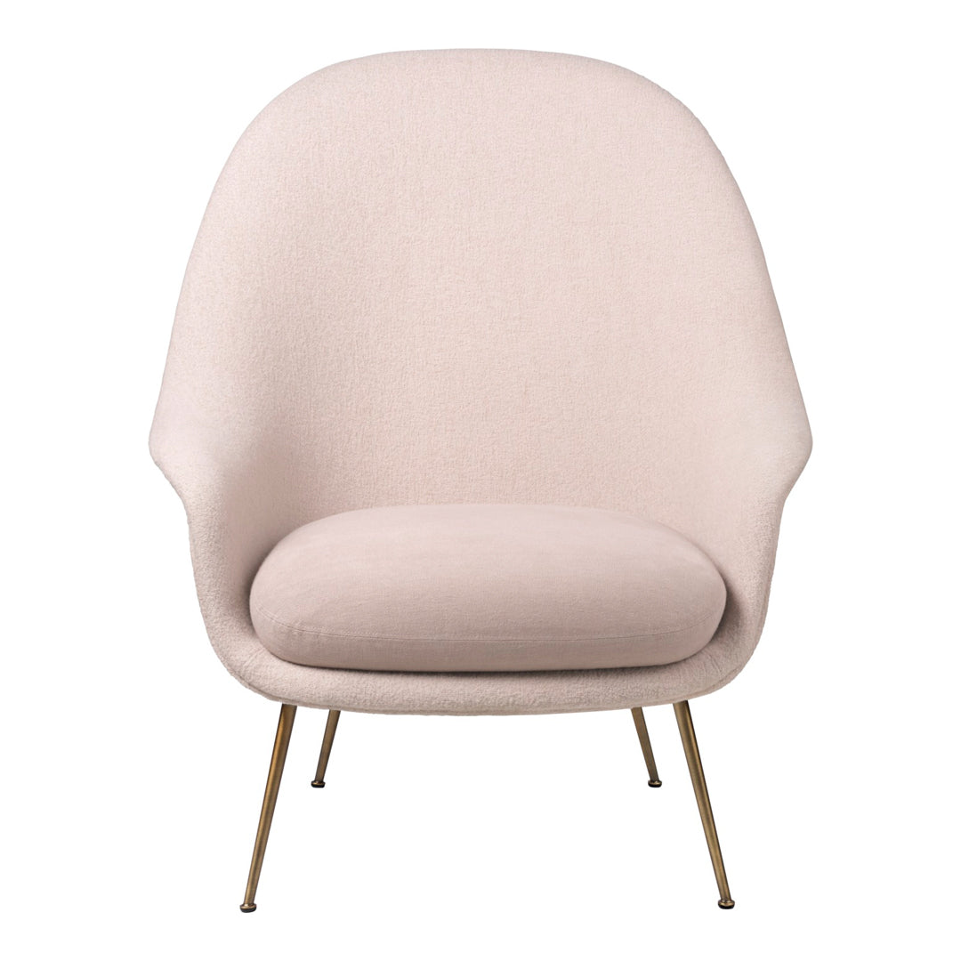 Poltrona lounge scandinava imbottita con schienale alto e forma a guscio ad ala di pipistrello per soggiorno