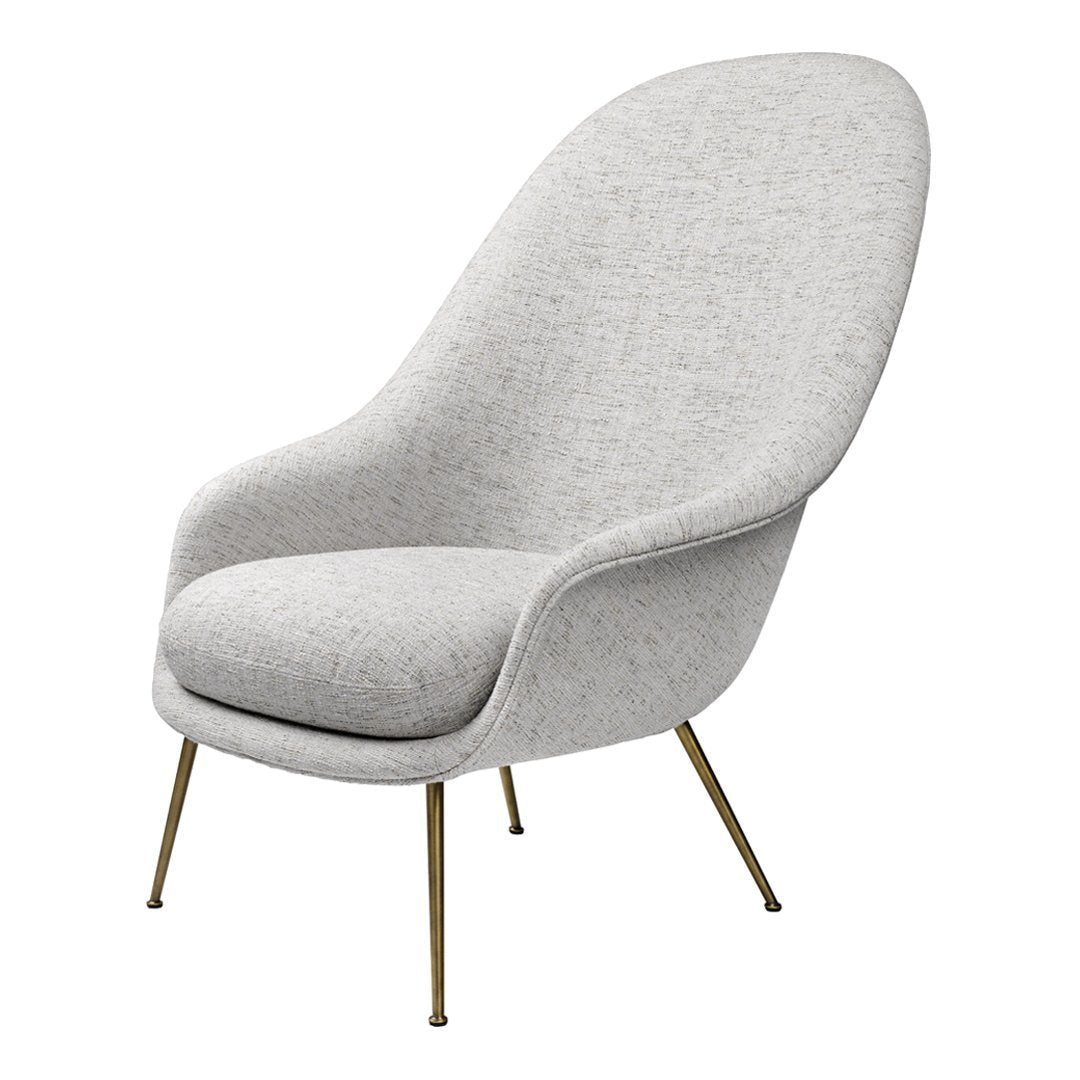 Poltrona lounge scandinava imbottita con schienale alto e forma a guscio ad ala di pipistrello per soggiorno