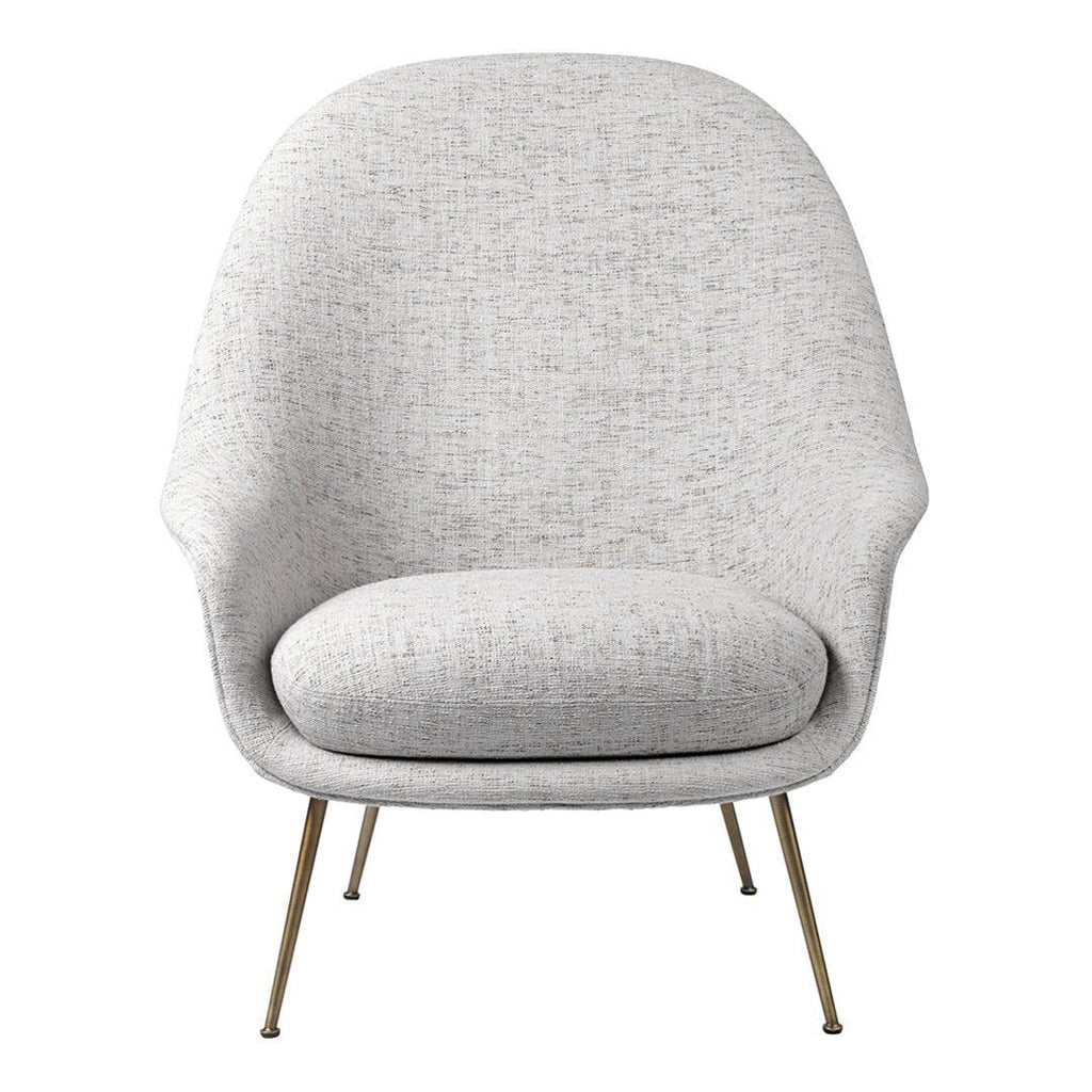 Poltrona lounge scandinava imbottita con schienale alto e forma a guscio ad ala di pipistrello per soggiorno