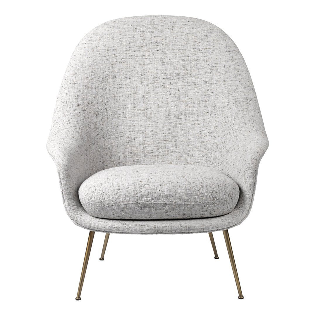 Poltrona lounge scandinava imbottita con schienale alto e forma a guscio ad ala di pipistrello per soggiorno