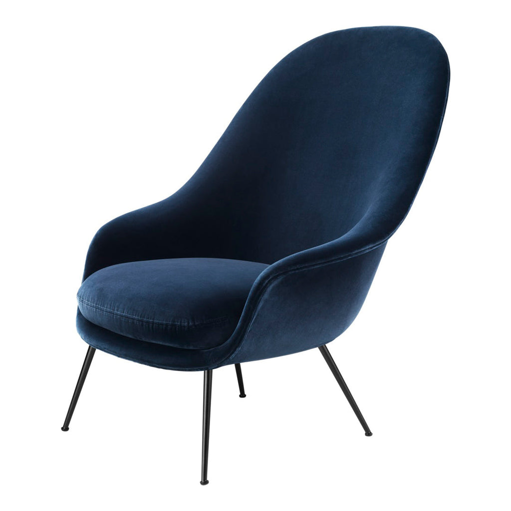 Poltrona lounge scandinava imbottita con schienale alto e forma a guscio ad ala di pipistrello per soggiorno