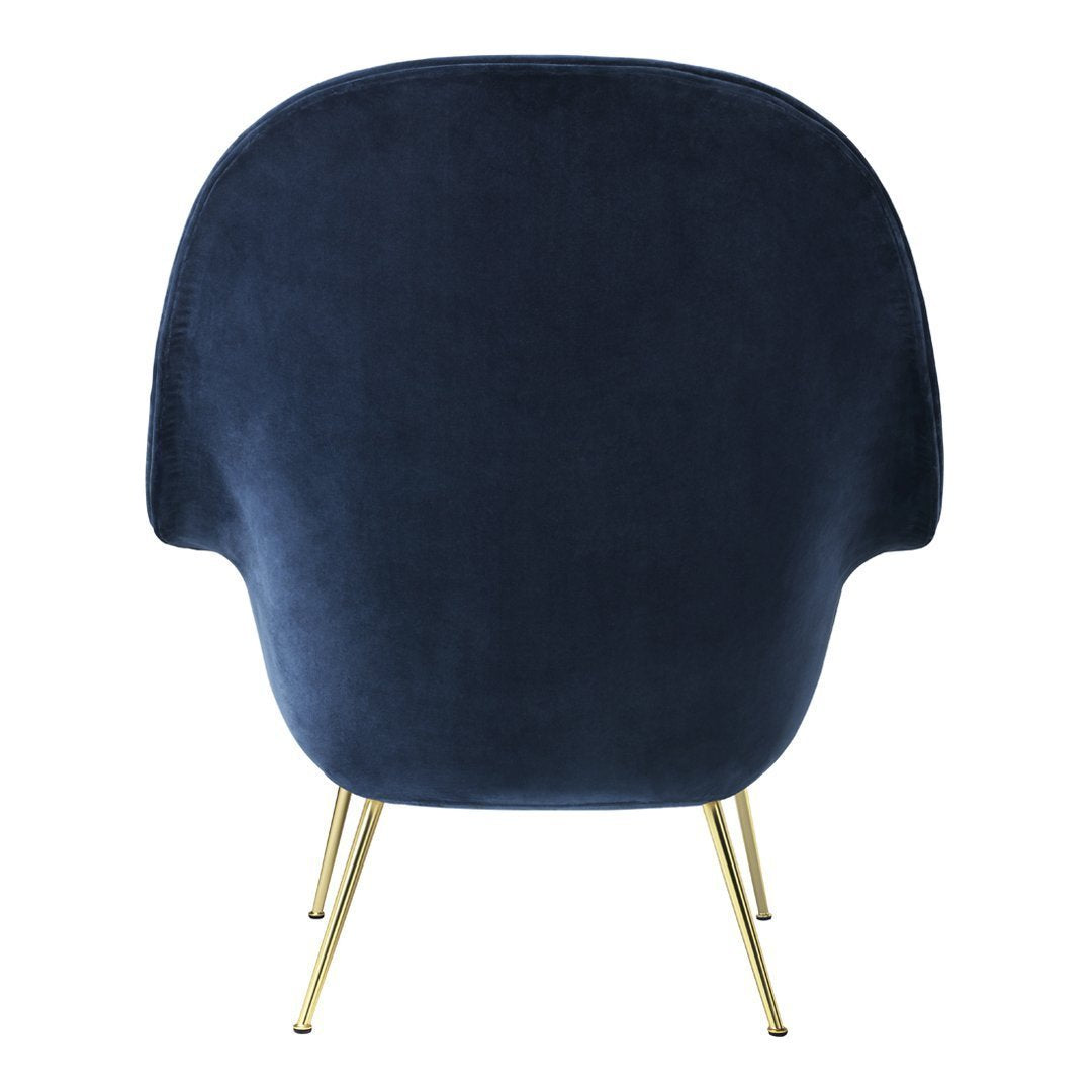 Poltrona lounge scandinava imbottita con schienale alto e forma a guscio ad ala di pipistrello per soggiorno