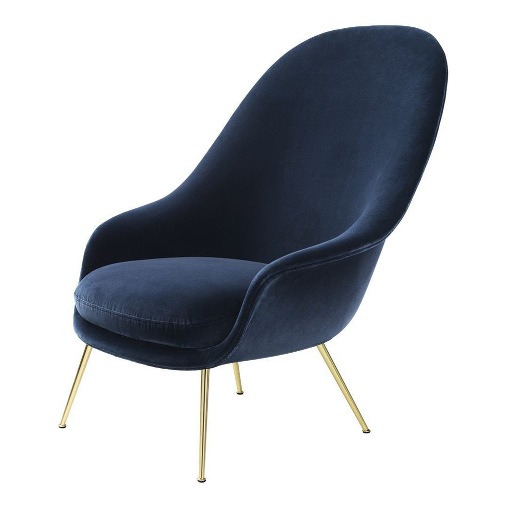 Poltrona lounge scandinava imbottita con schienale alto e forma a guscio ad ala di pipistrello per soggiorno