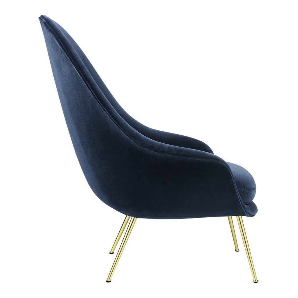Poltrona lounge scandinava imbottita con schienale alto e forma a guscio ad ala di pipistrello per soggiorno
