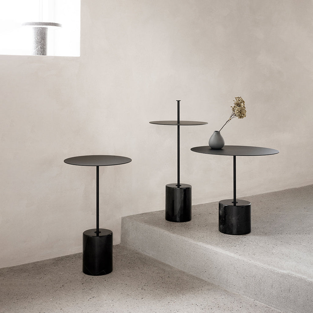 Tavolino Minimalista in Marmo Nero Marquina e Acciaio con Base Cilindrica Tensione Geometrica per Salotto