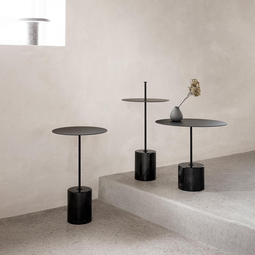 Tavolino Minimalista in Marmo Nero Marquina e Acciaio con Base Cilindrica Tensione Geometrica per Salotto