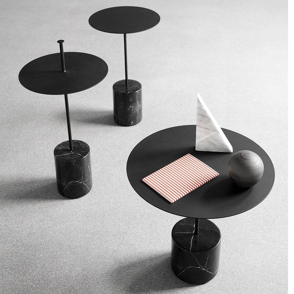 Tavolino Minimalista in Marmo Nero Marquina e Acciaio con Base Cilindrica Tensione Geometrica per Salotto