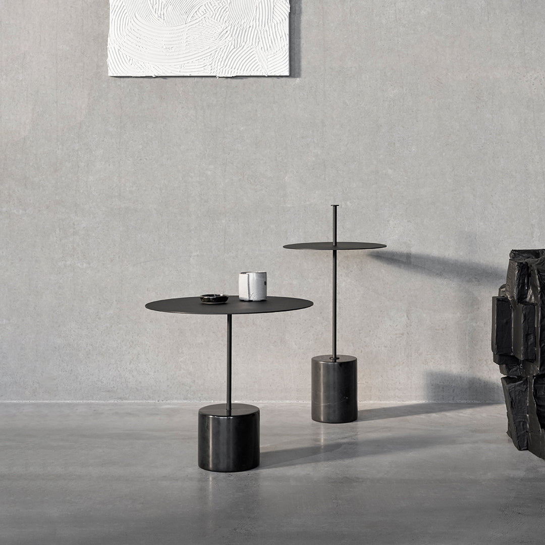 Tavolino Minimalista in Marmo Nero Marquina e Acciaio con Base Cilindrica Tensione Geometrica per Salotto