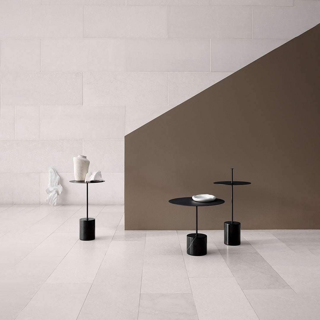 Tavolino Minimalista in Marmo Nero Marquina e Acciaio con Base Cilindrica Tensione Geometrica per Salotto