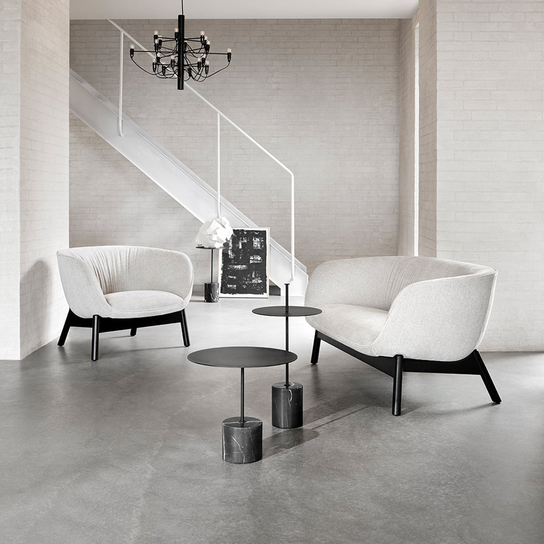 Tavolino Minimalista in Marmo Nero Marquina e Acciaio con Base Cilindrica Tensione Geometrica per Salotto