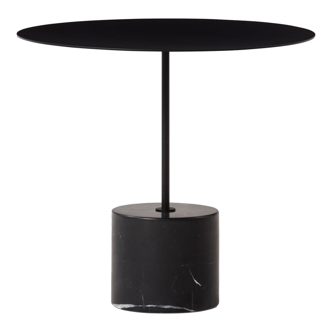 Tavolino Minimalista in Marmo Nero Marquina e Acciaio con Base Cilindrica Tensione Geometrica per Salotto