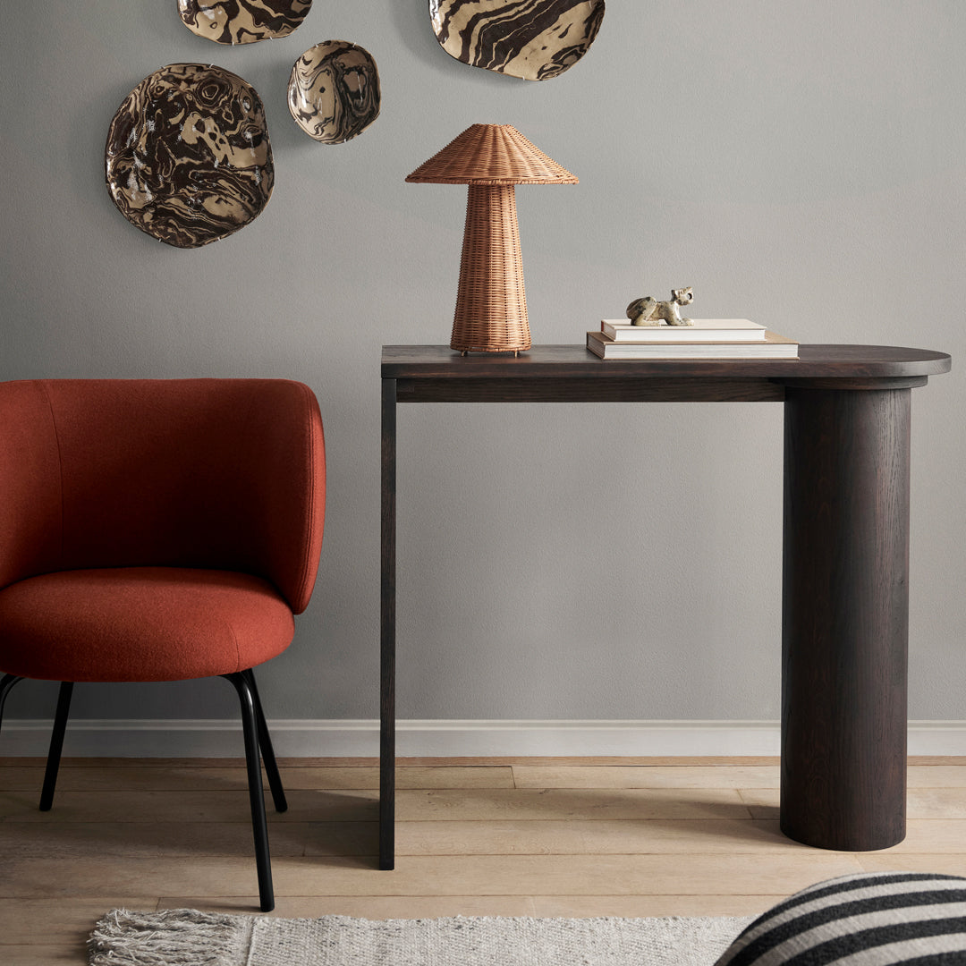 Consolle scultorea nordica in rovere massello certificato FSC con silhouette distintiva per ingresso