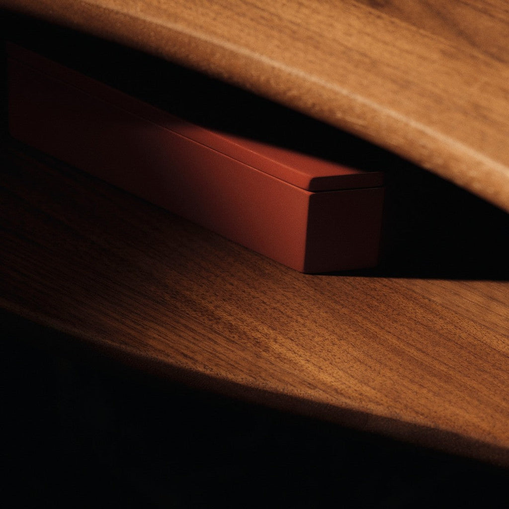 Consolle da parete scandinava in noce massello naturale con doppie mensole curve per ingresso