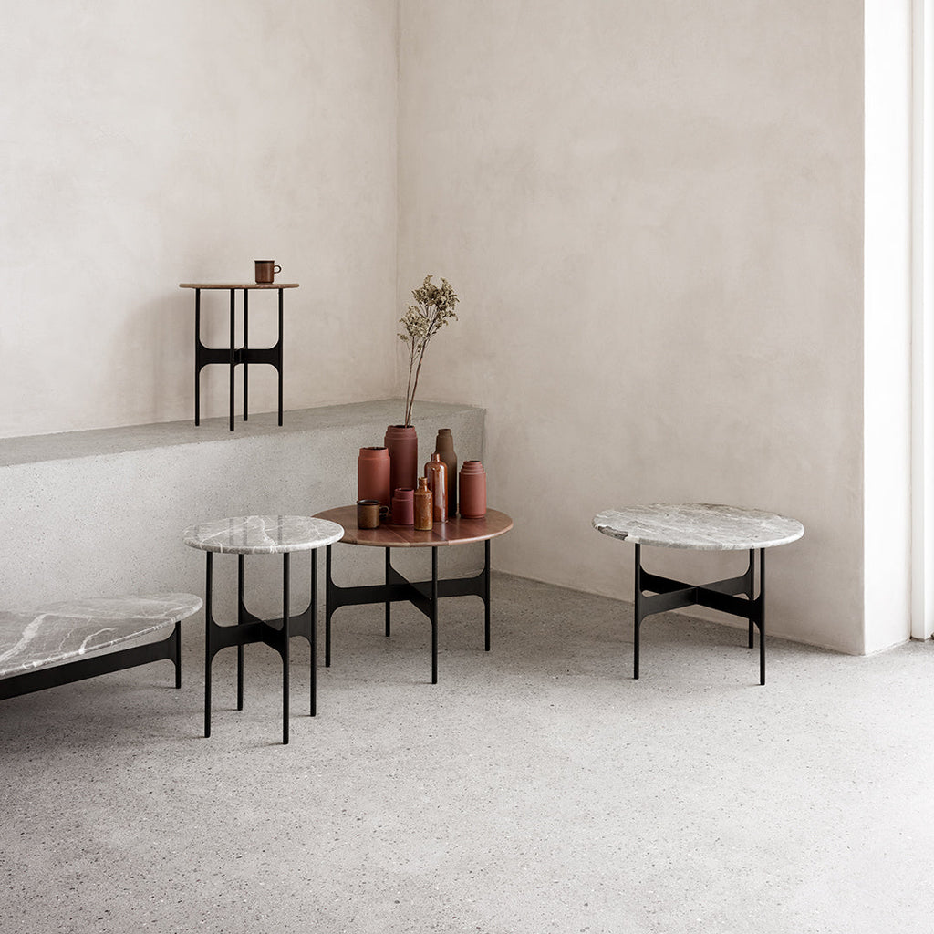 Tavolino rotondo da salotto italiano minimalista in noce e marmo con forma fluida e senza bordi