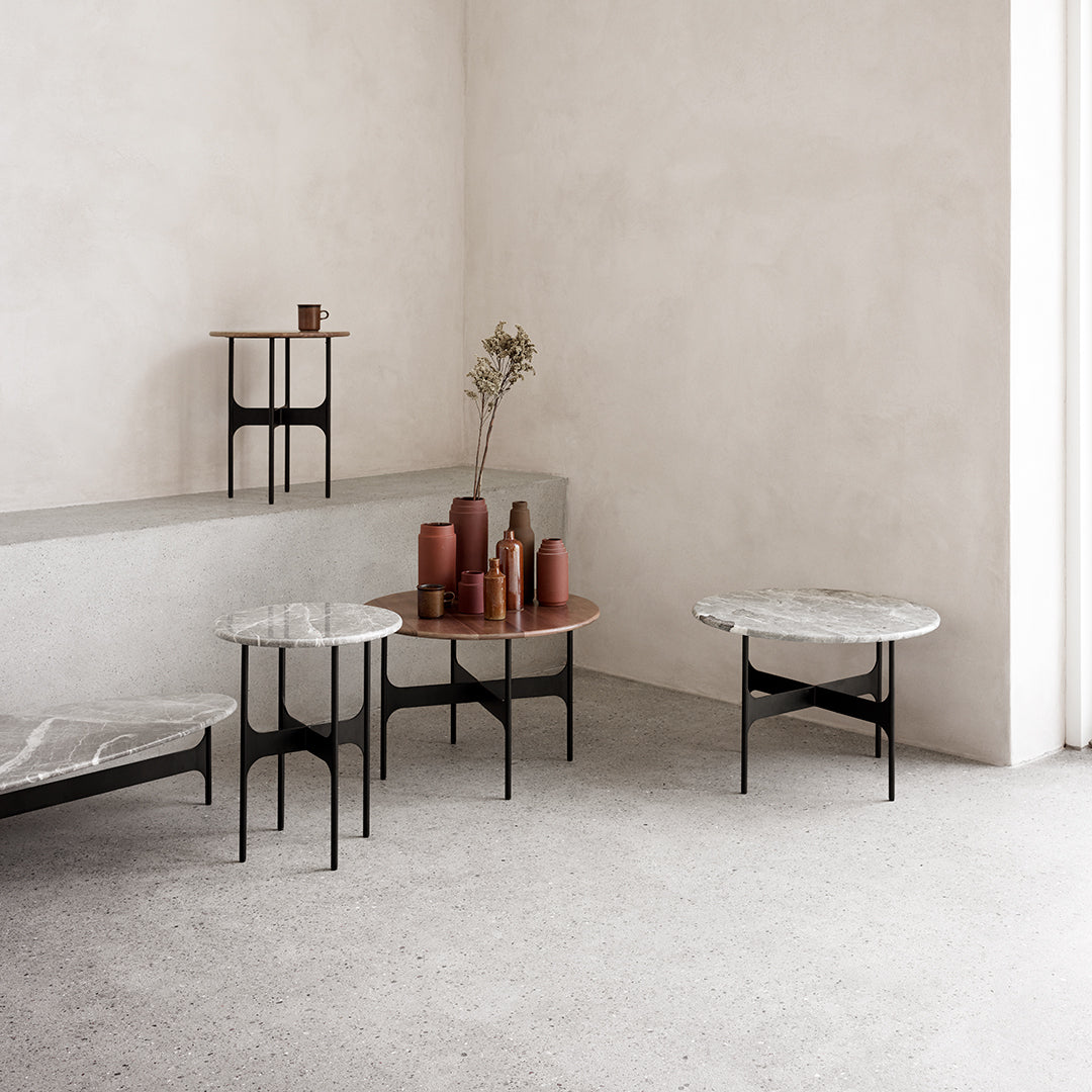 Tavolino rotondo da salotto italiano minimalista in noce e marmo con forma fluida e senza bordi