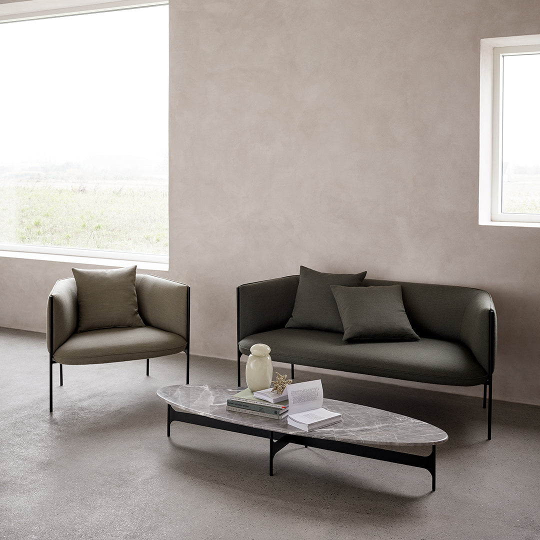 Tavolino Ovale Italiano Minimalista in Pietra e Metallo con Forma Fluida Senza Bordi per Soggiorno