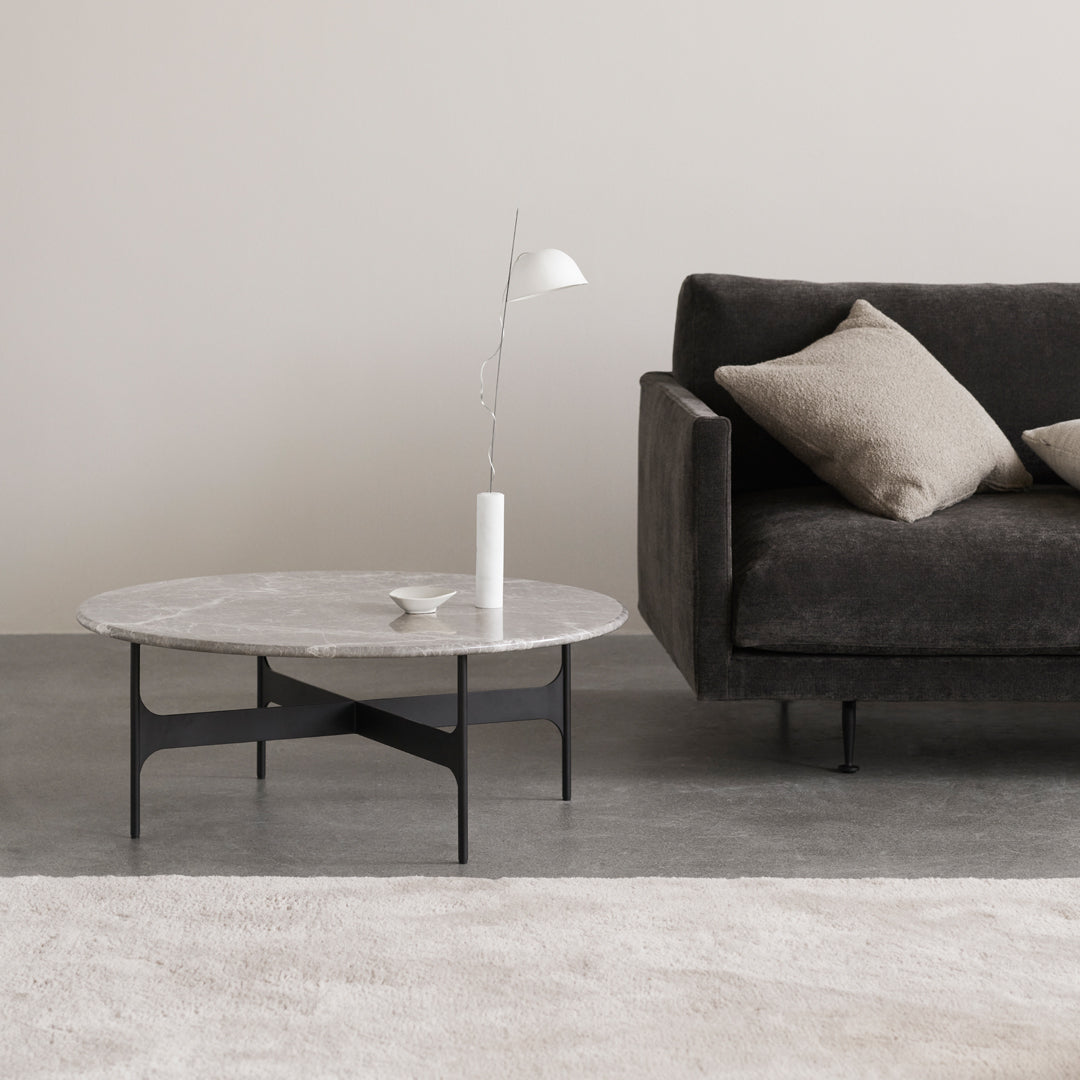 Tavolino rotondo da salotto italiano minimalista in noce e marmo con forma fluida e senza bordi