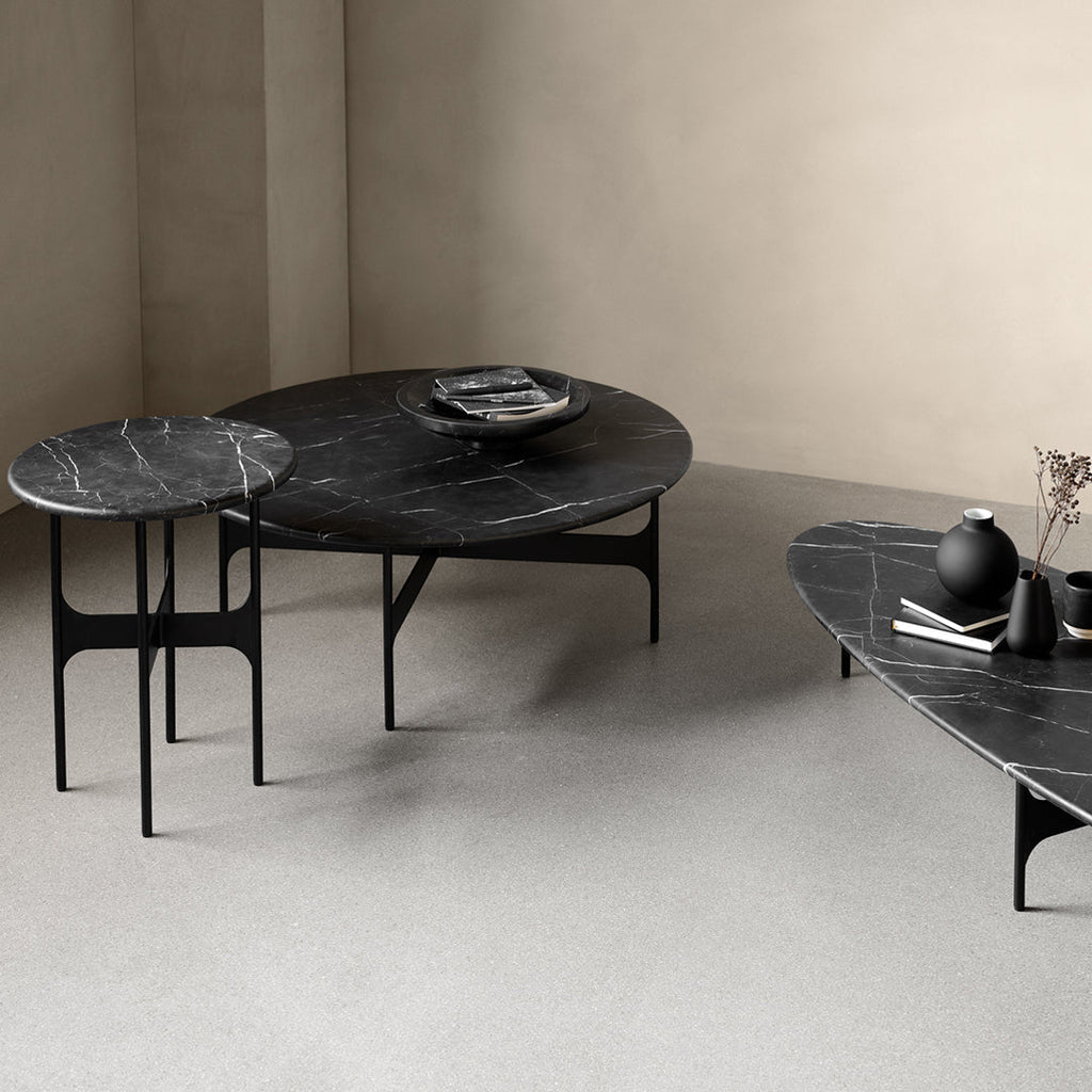 Tavolino rotondo da salotto italiano minimalista in noce e marmo con forma fluida e senza bordi