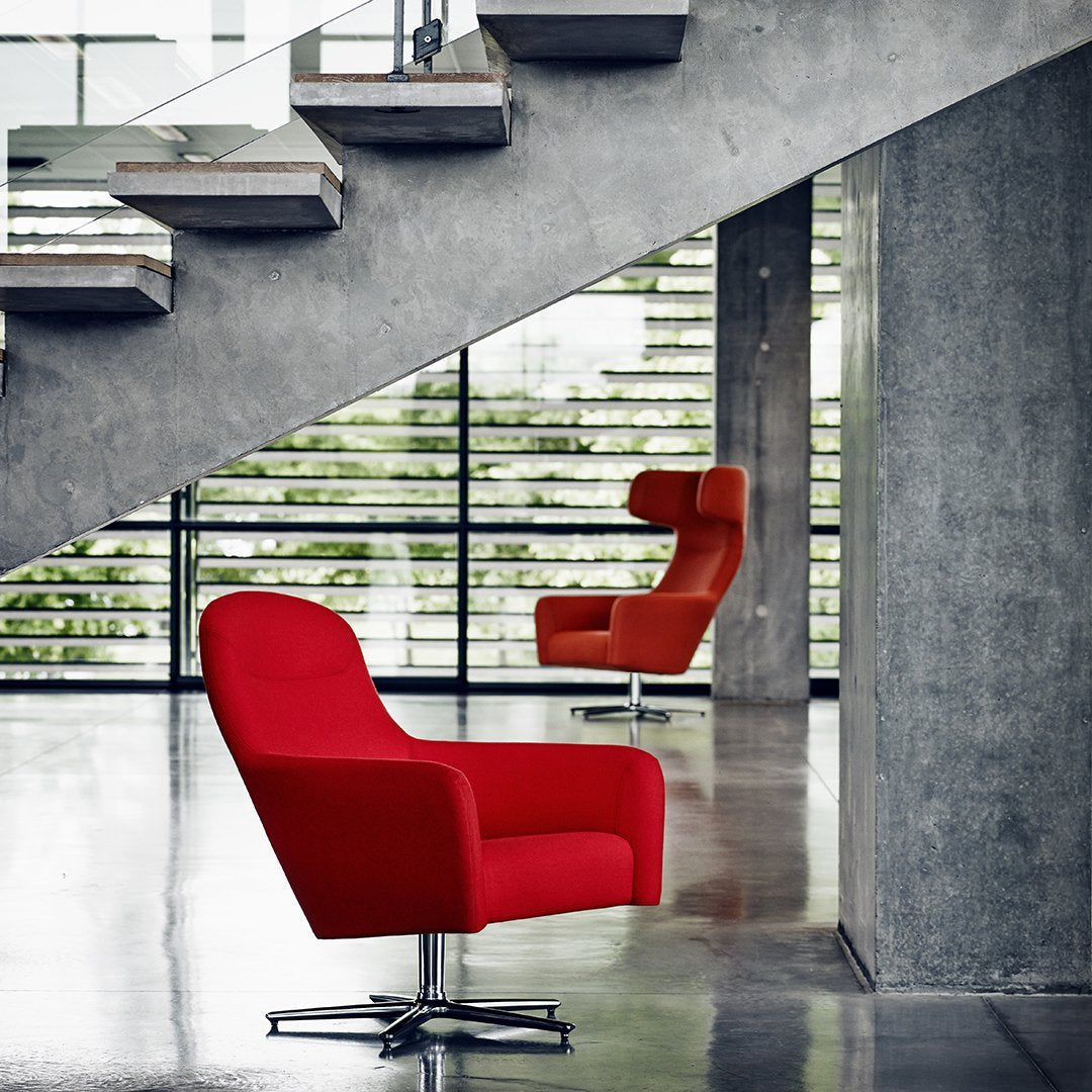 Poltrona girevole bassa imbottita Modern Classic con forma dinamica arrotondata per soggiorno
