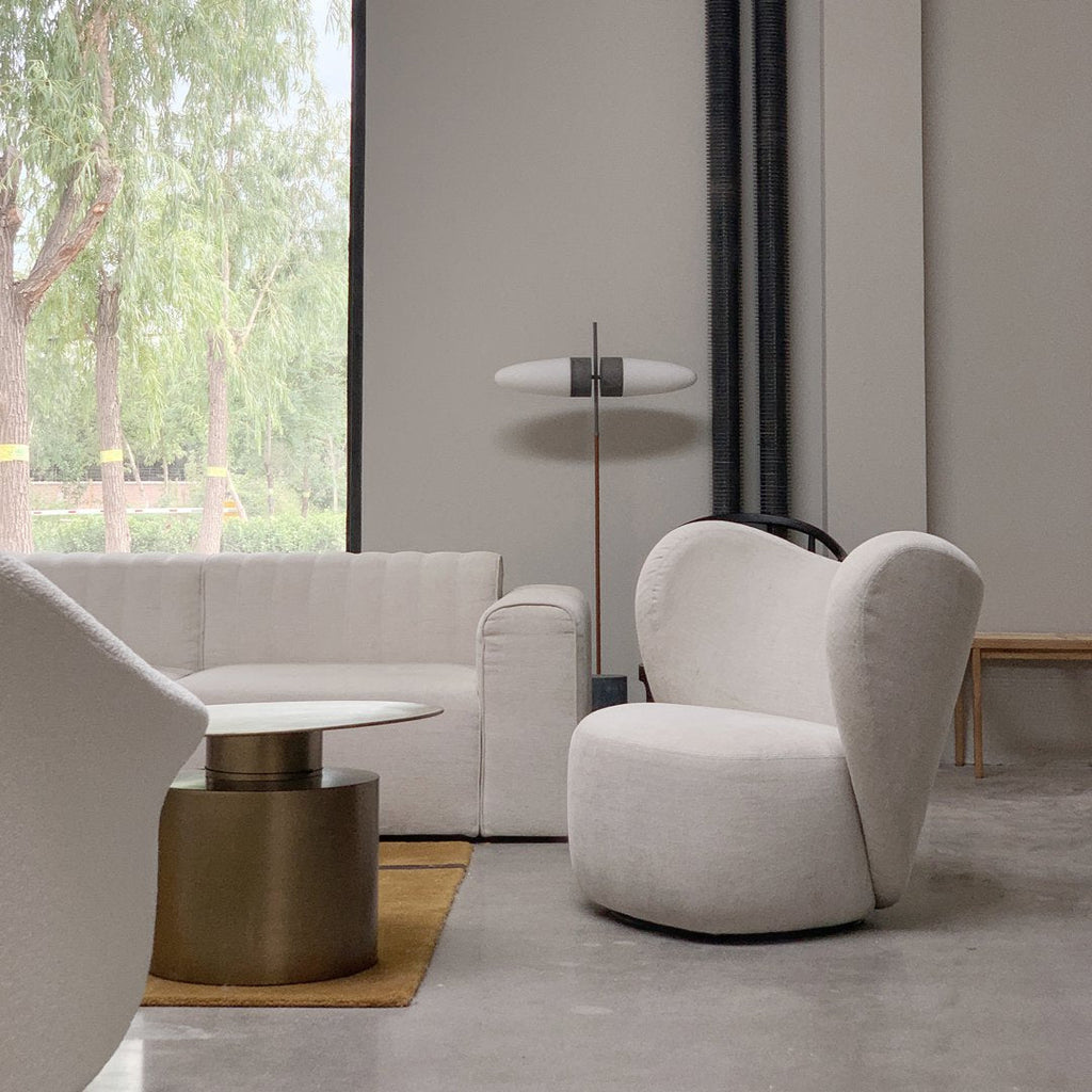 Poltrona lounge girevole imbottita scultorea organica con base girevole a scomparsa per soggiorno