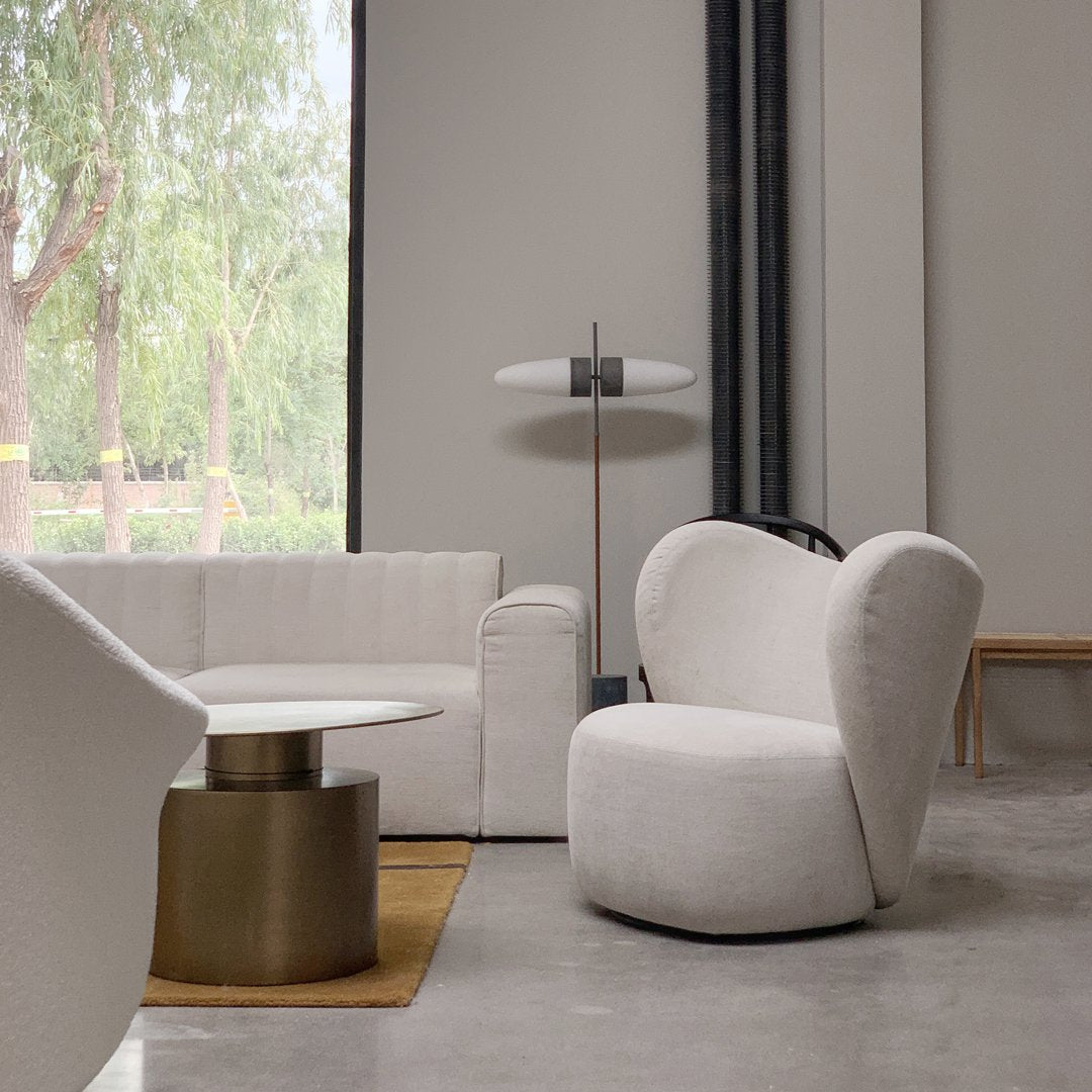 Poltrona lounge girevole imbottita scultorea organica con base girevole a scomparsa per soggiorno