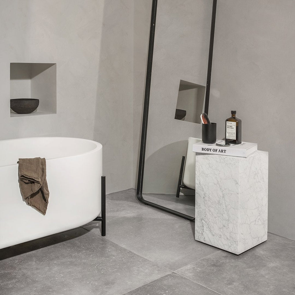 Tavolino Scultoreo Minimalista in Marmo Naturale Alto a Piedistallo con Base Espositiva Multiuso per Soggiorno