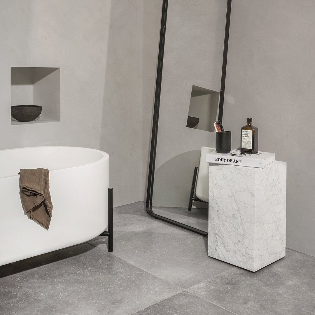 Tavolino Scultoreo Minimalista in Marmo Naturale Alto a Piedistallo con Base Espositiva Multiuso per Soggiorno