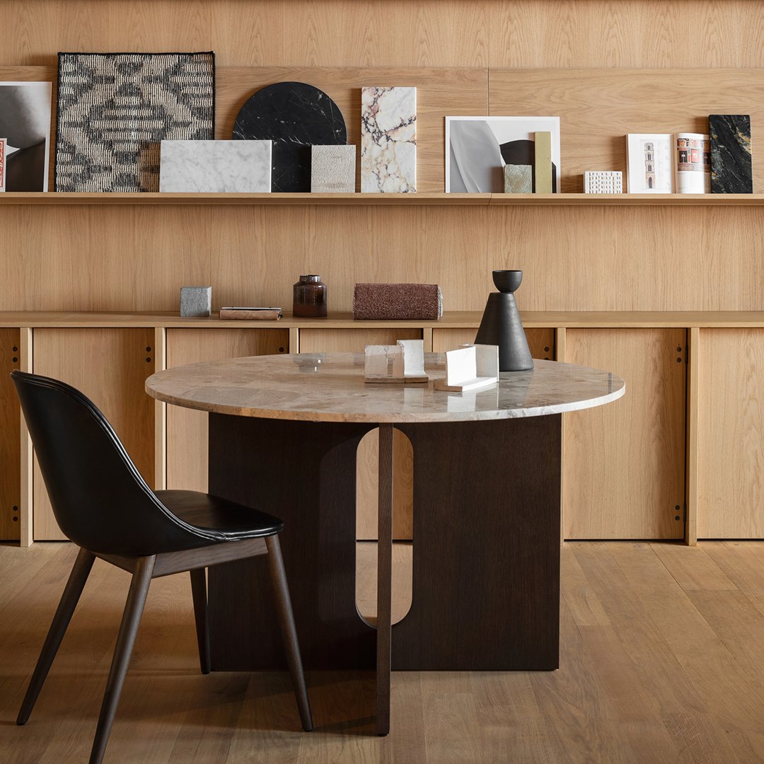 Sedia da pranzo moderna nordica completamente imbottita con braccioli curvati all'esterno e schienale alto per sala da pranzo