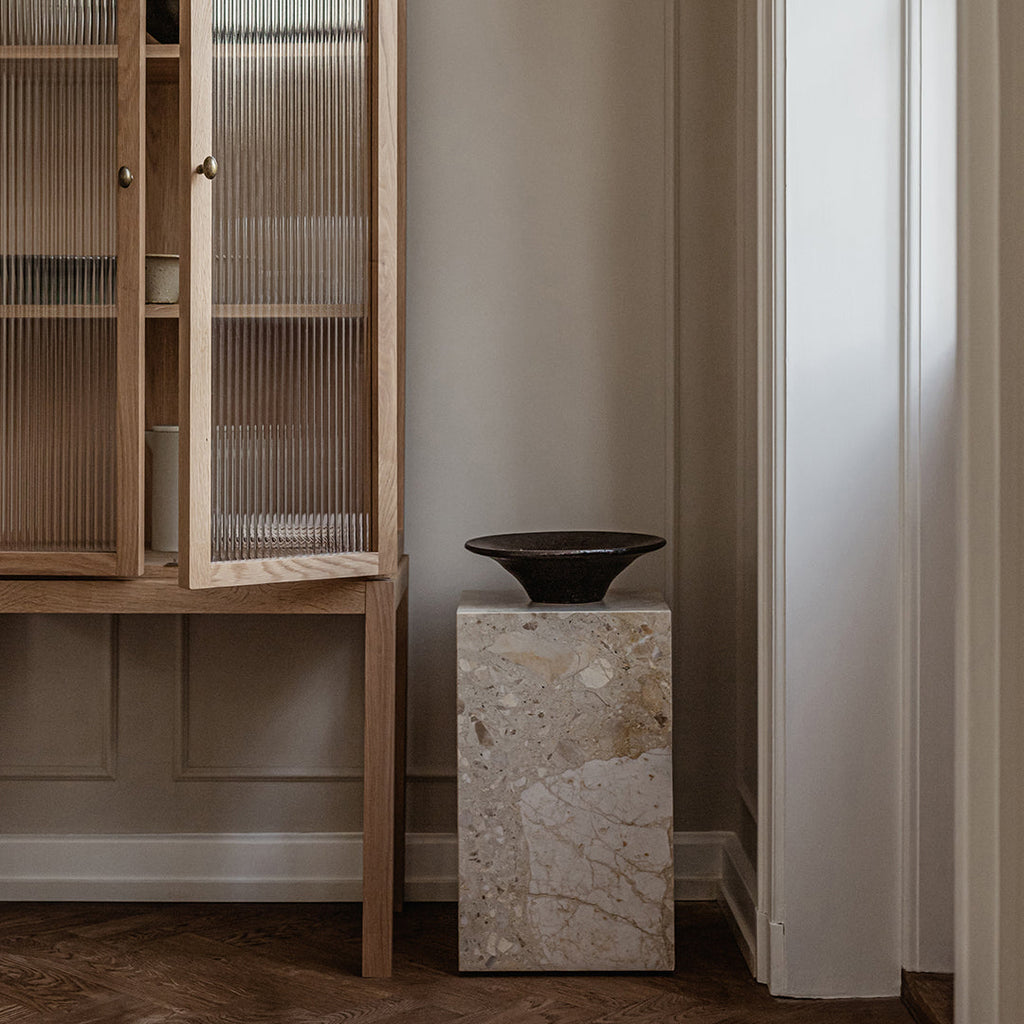 Tavolino Scultoreo Minimalista in Marmo Naturale Alto a Piedistallo con Base Espositiva Multiuso per Soggiorno
