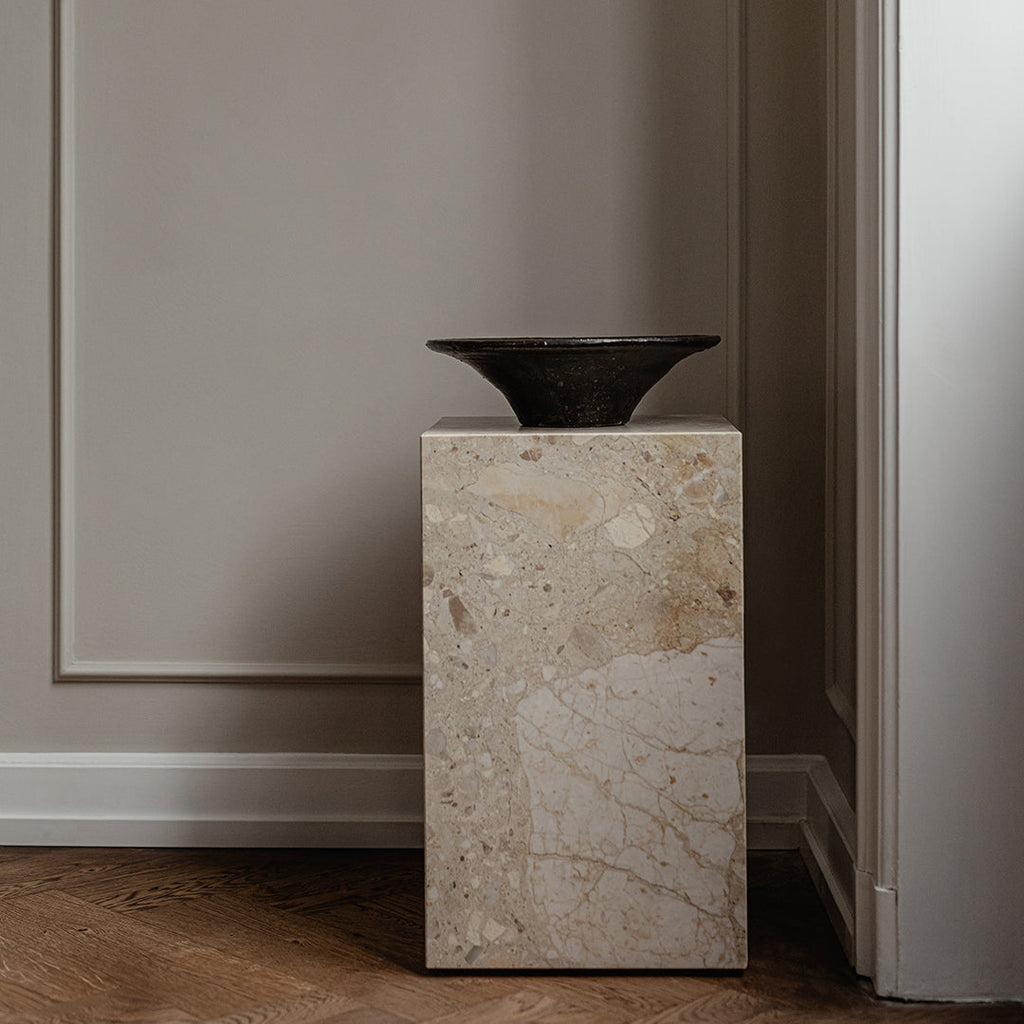 Tavolino Scultoreo Minimalista in Marmo Naturale Alto a Piedistallo con Base Espositiva Multiuso per Soggiorno
