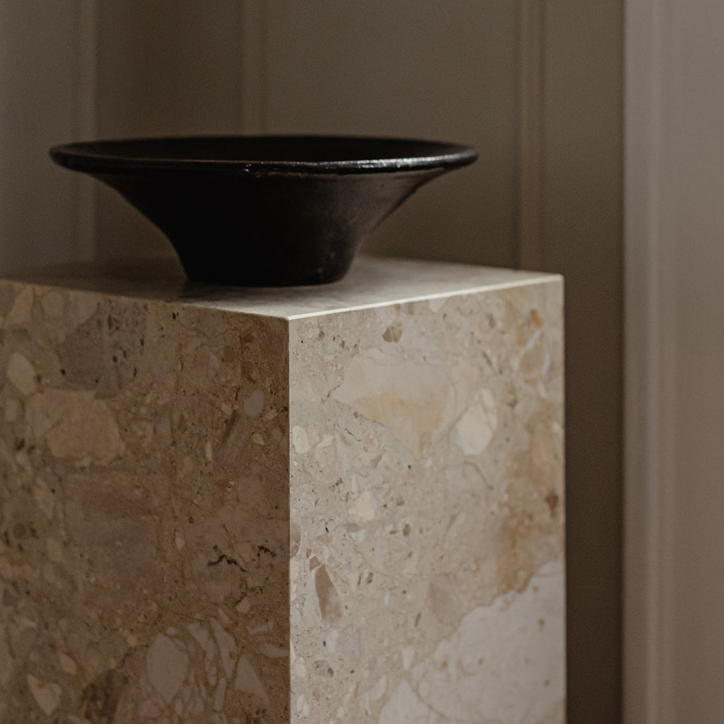 Tavolino Scultoreo Minimalista in Marmo Naturale Alto a Piedistallo con Base Espositiva Multiuso per Soggiorno