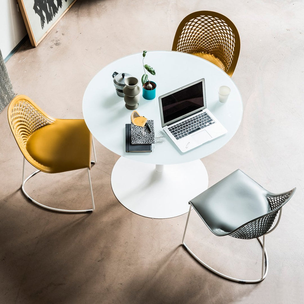 Sedia da pranzo moderna di precisione in pelle e acciaio con base a slitta